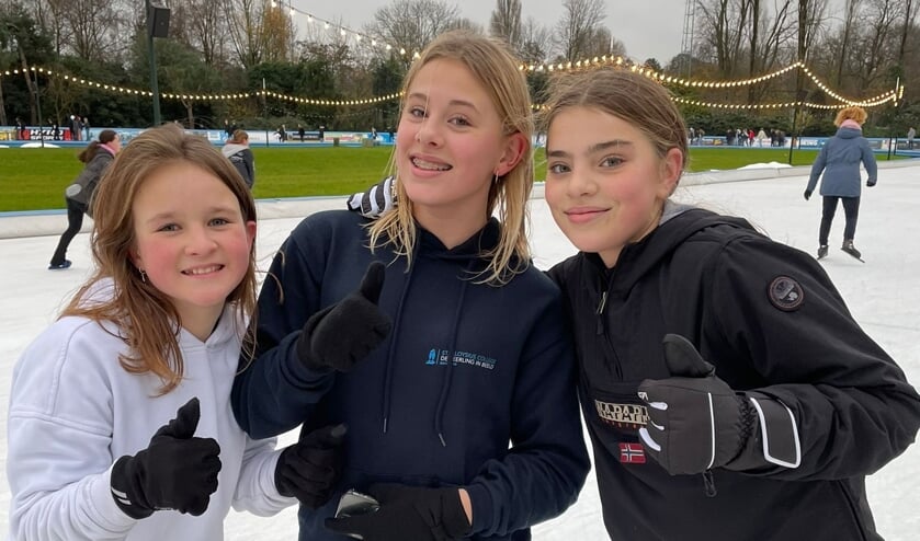 <p>Van links naar rechts: Maruja, Yentle en Amy uit jaar 1 van het St. Aloysius College.</p>