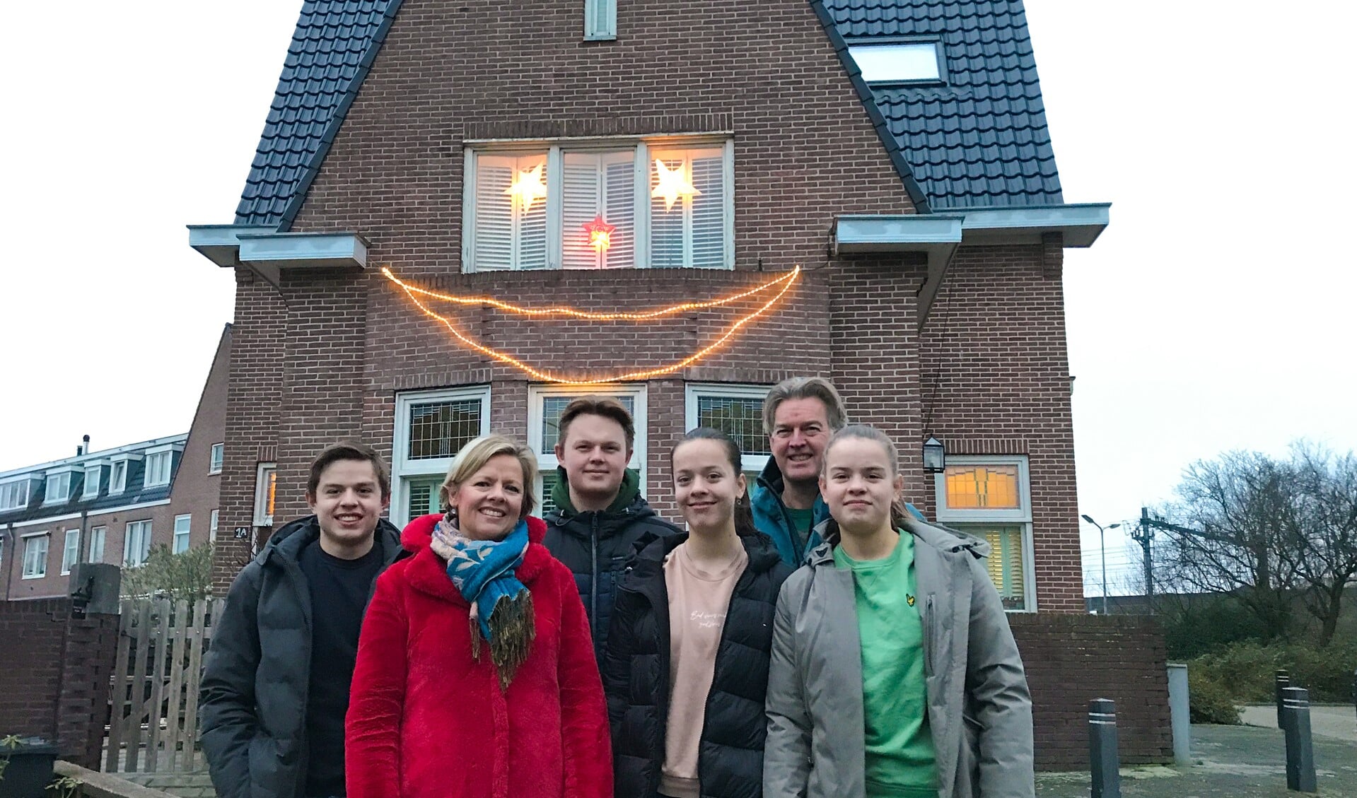 Familie Hazenberg voor hun 'smiley' huis