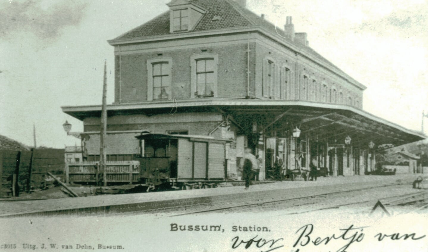 Station Naarden-Bussum met een goederenwagon van de tram.