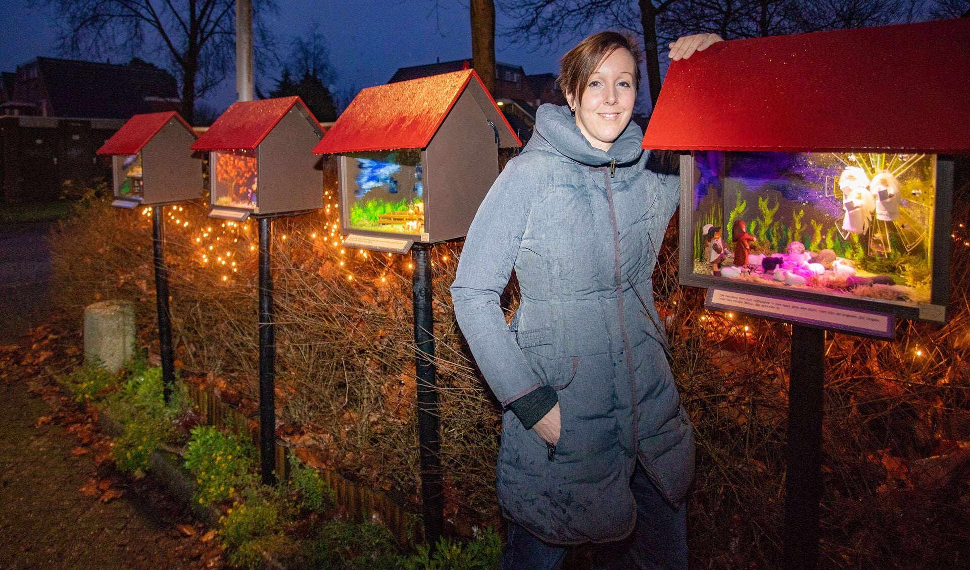 Esther van Rijswijk bij de kerstkastjes die ze maakte.