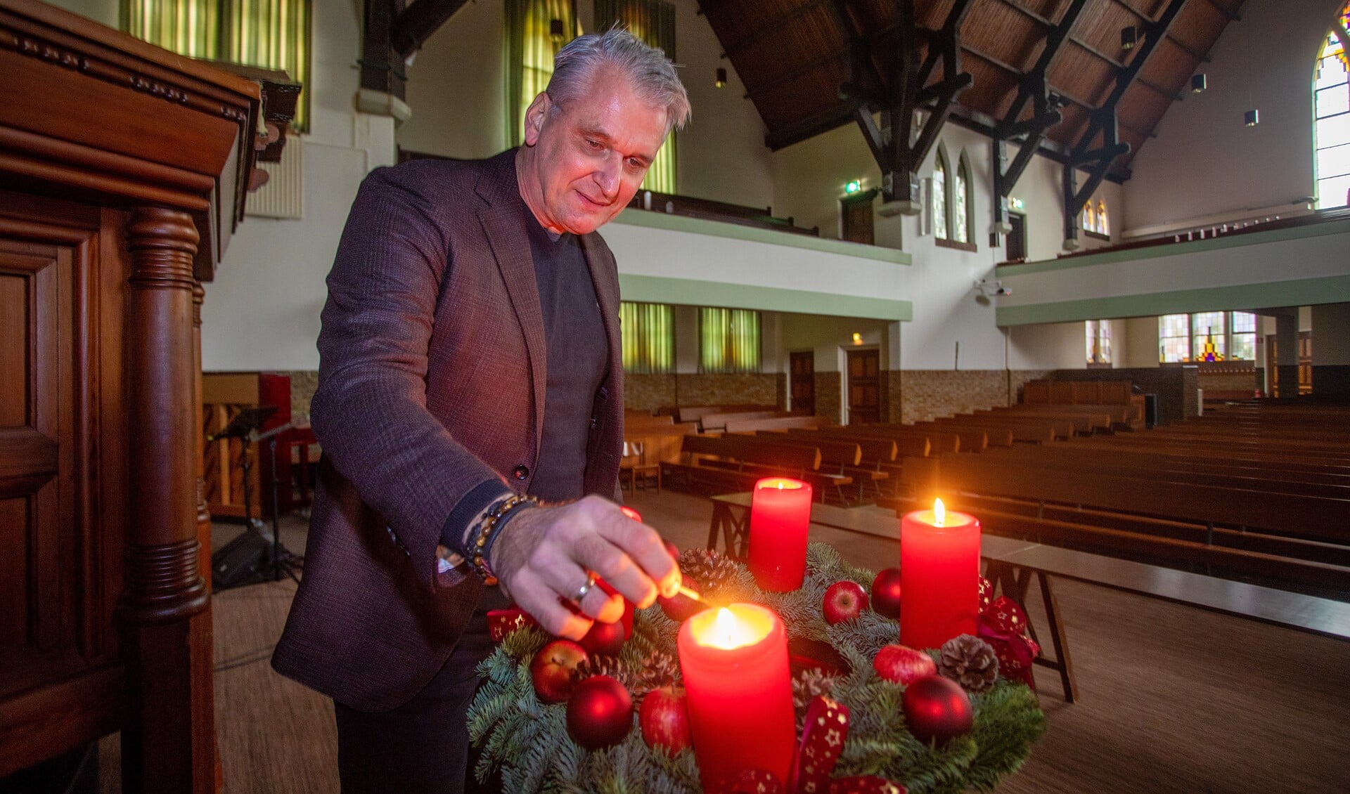 Dominee Bas van der Graaf in de Nieuwe kerk, waar diverse kerstactiviteiten plaats zullen vinden.
