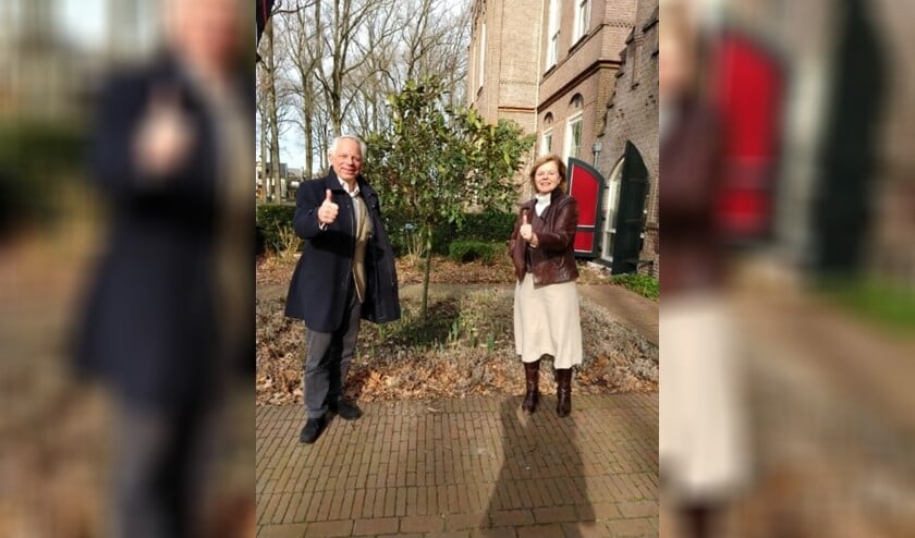 <p>Bestuursvoorzitter John Gardner van Volksuniversiteit Naarden-Bussum en Hanneke Nolten van VU Het Gooi </p>