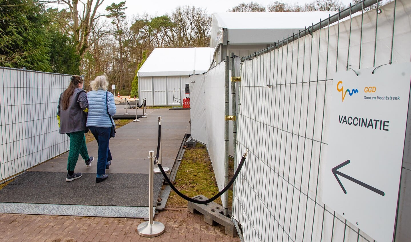 De GGD Gooi en Vechtstreek heeft tot nu toe aan 53.535 mensen de eerste vaccinatie gegeven.
