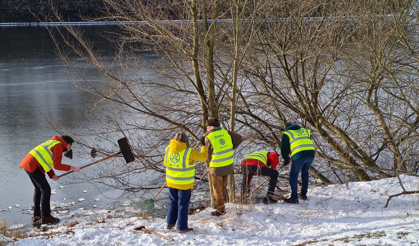 Leden van de Rotaryclub Naarden-Bussum hakken wakken bij Fort Ronduit in Naarden-Vesting.