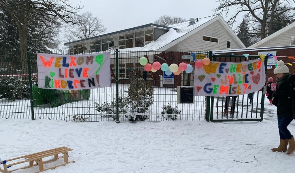 De Brandsma school in Bussum ging vandaag weer gewoon - en extra feestelijk - open.