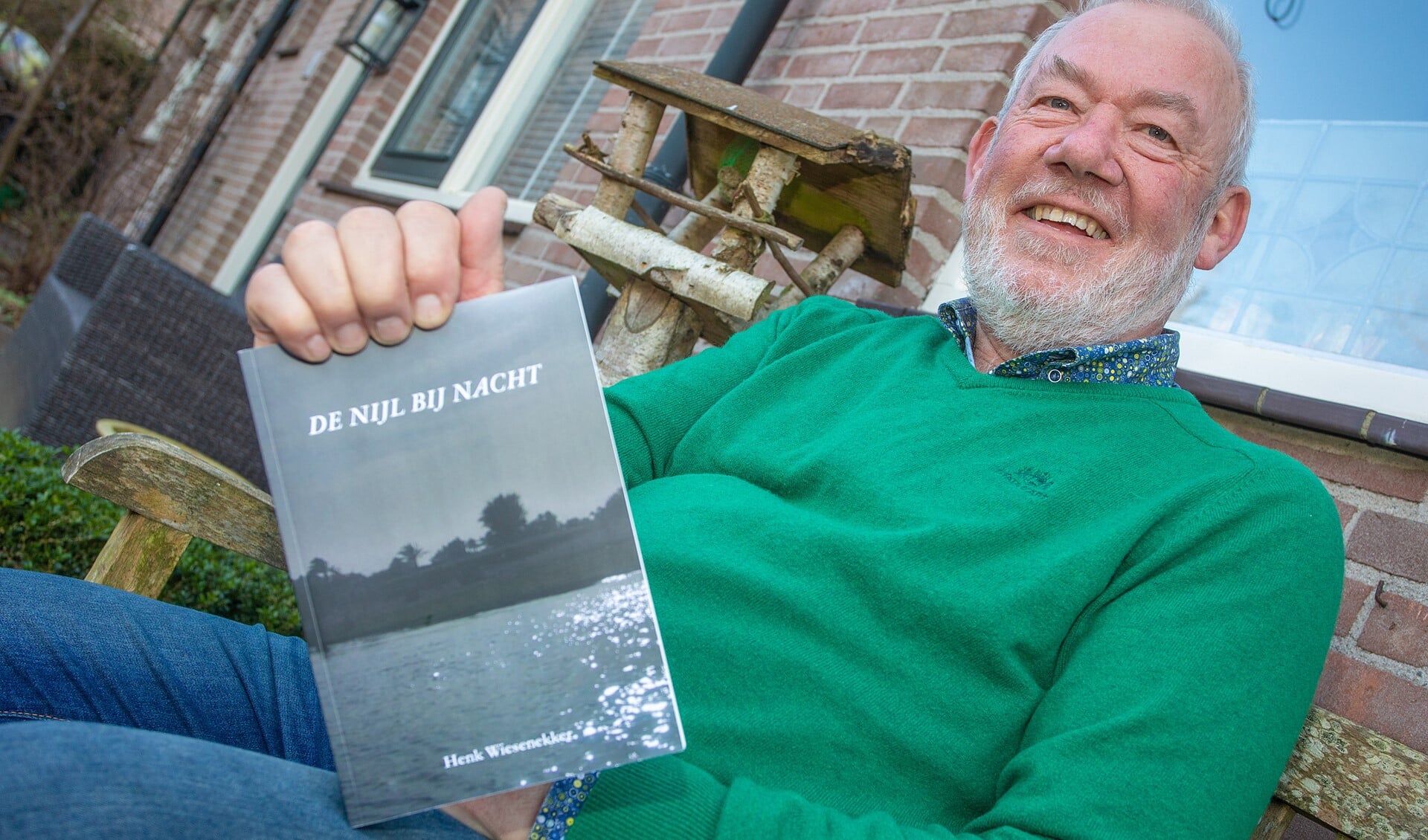 Henk Wiesenekker met zijn vierde boek.
