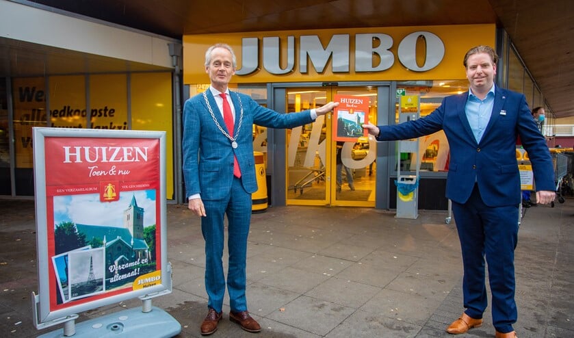 <p>Burgemeester Niek Meijer kreeg het verzamelboek van filiaalmanager Sjoerd Ammerlaan.</p>