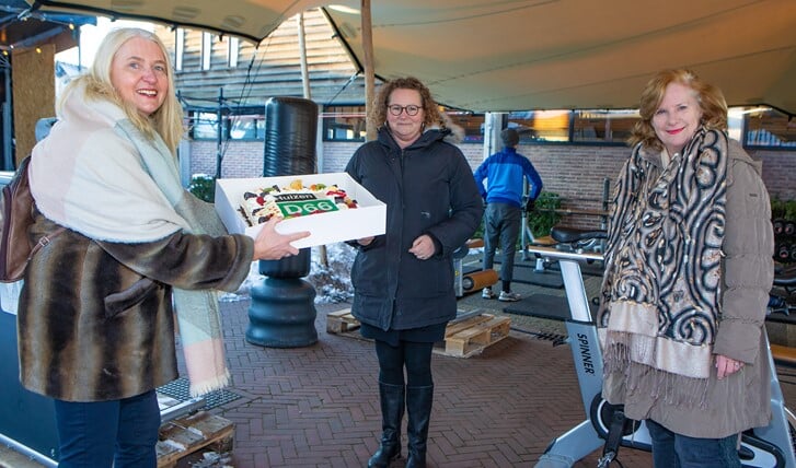 Karin van Werven (l) overhandigde dit jaar de traditionele Valentijnstaart dit jaar.