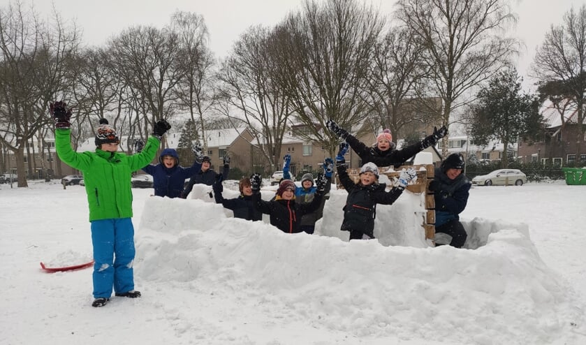 Geen sneeuwpop, maar met vereende krachten een heel fort gebouwd op het veld bij de Meijerkamplaan.