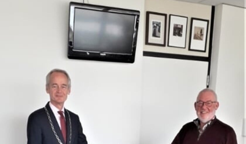 <p>Henk Wiesenekker overhandigt het boek aan burgemeester Niek Meijer. </p>