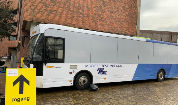 <p>De testbus stond vorige week bij het gemeentehuis.</p>