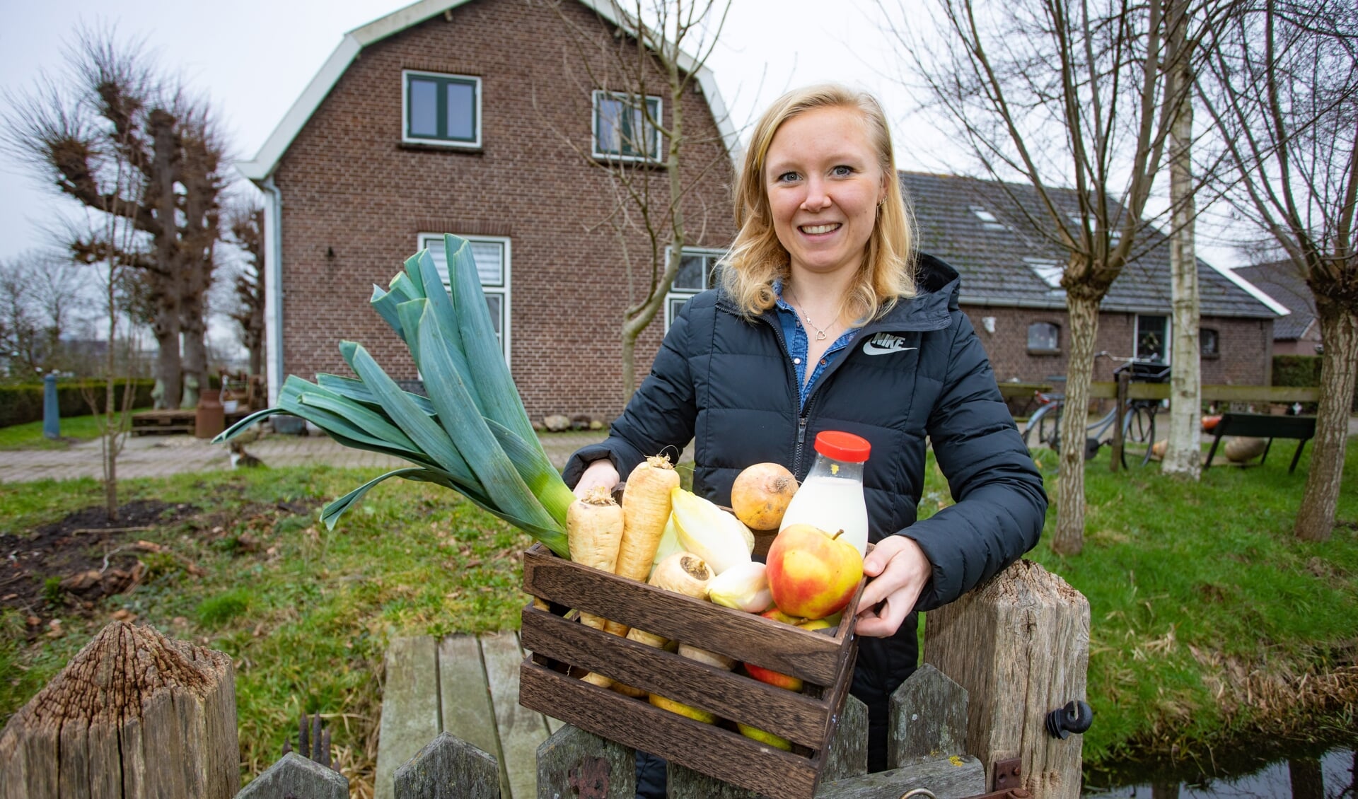 De streekproducten voor in de groenteboxen haalt Nicole Enthoven zelf bij de boeren op en brengt ze bij mensen thuis.