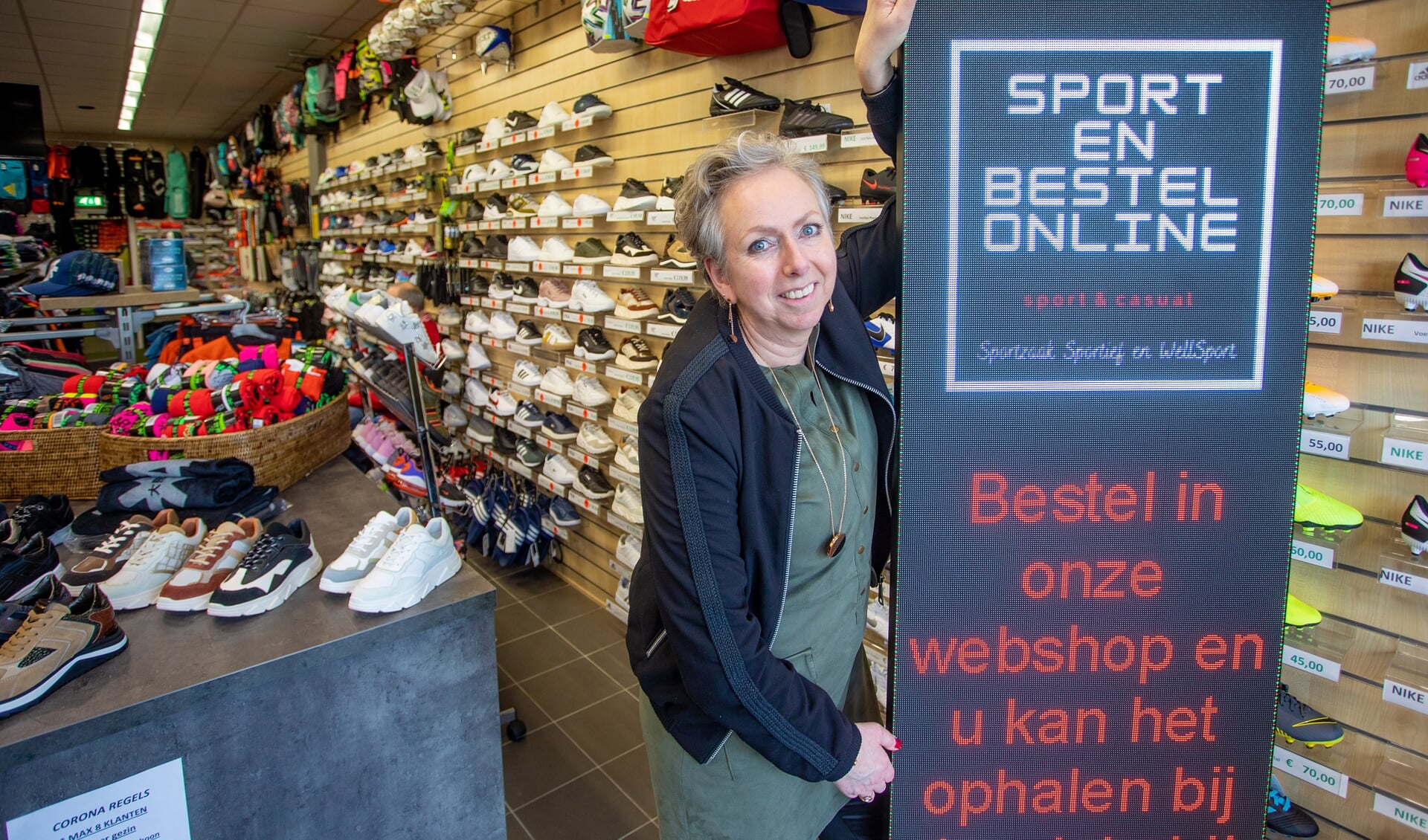 Esther Brouwer en haar broer Bob runnen samen Sportzaaksportief in Naarden.
