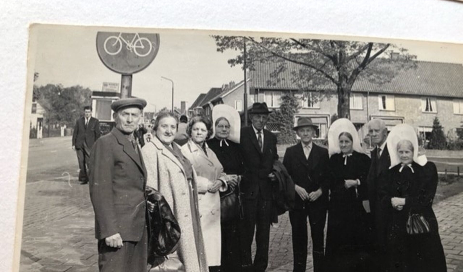 Links onder de paal staan opa en oma De Graaf tijdens een groepsuitje.