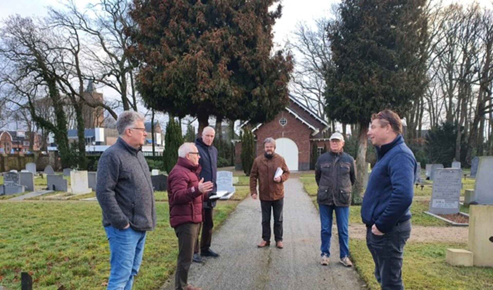 Bert Gooijer (2e van links) samen met de protestgroep in gesprek met ambtenaren over het onderhoud van de Oude Begraafplaats.