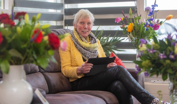<p>Liesbeth Boersen tussen de bloemenhulde.</p>