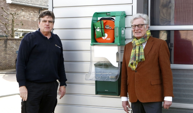 <p>Wethouder Gerard Knoop naast de AED.</p>