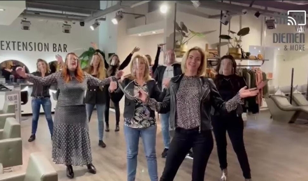 <p>De kappers van Salon van Diemen zijn er klaar voor.</p>