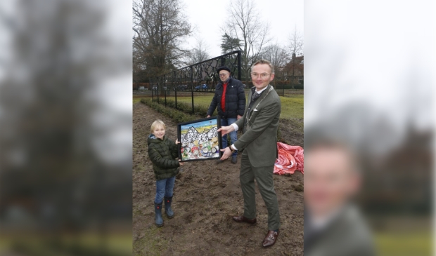 <p>De 6-jarige Hugo van Acker overhandigde een schilderij aan burgemeester Mol.</p>
