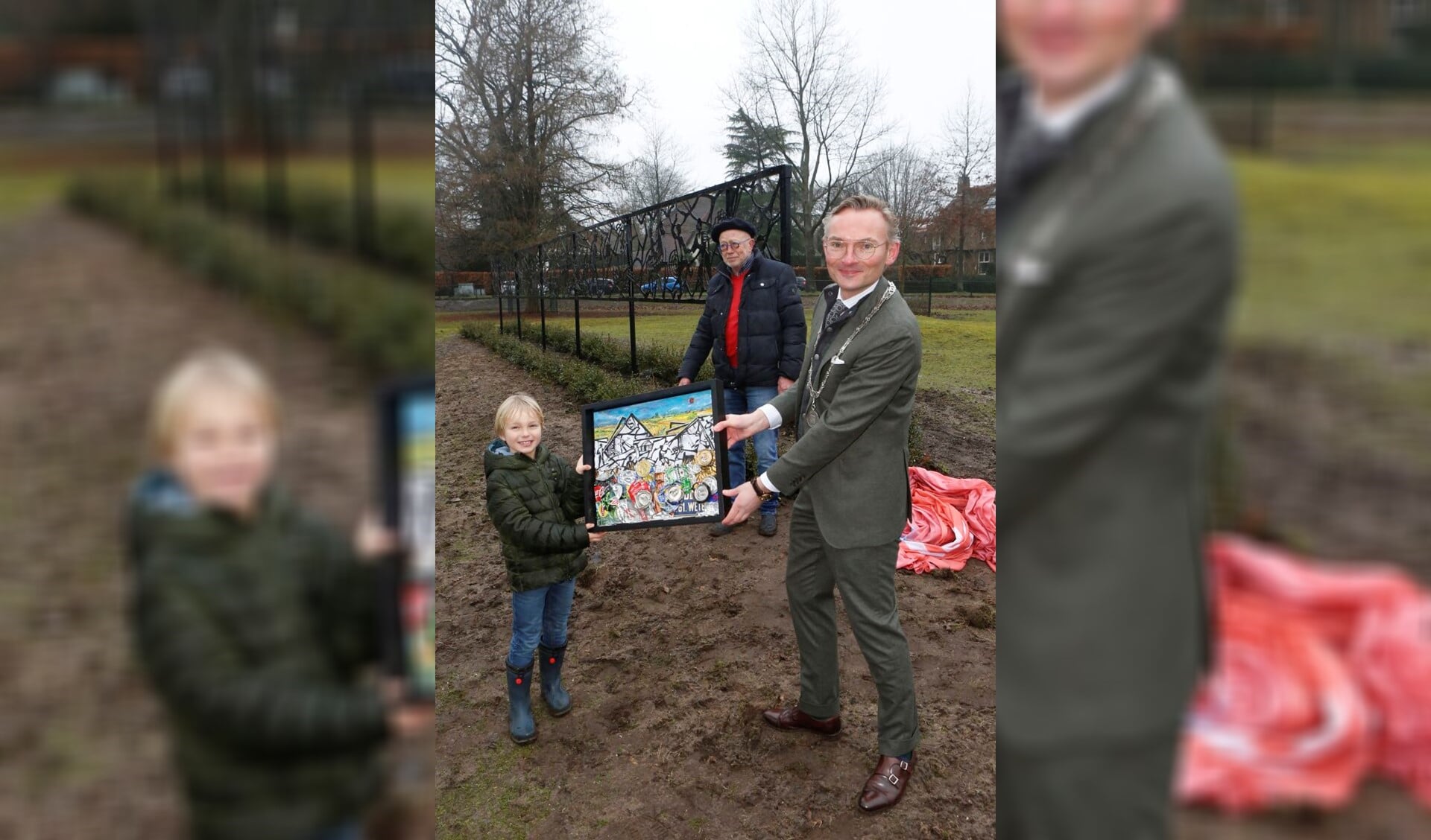 De 6-jarige Hugo van Acker overhandigde een schilderij aan burgemeester Mol.