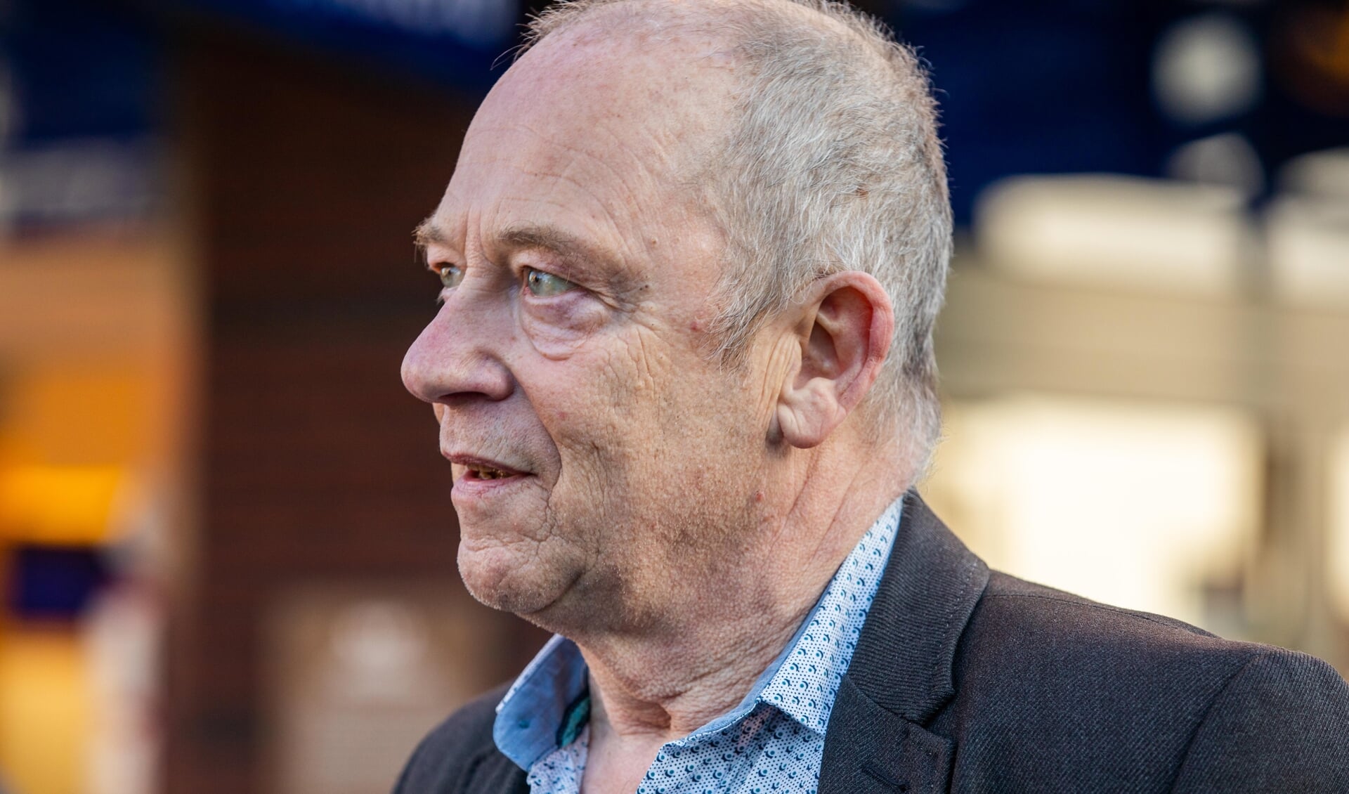 PvdA-commissielid Joop Lahaise stelde vragen aan het college over de leefomstandigheden van arbeidsmigranten in Hilversum. 