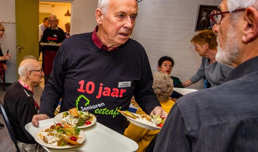 <p>Joost Nachbahr tijdens het Senioren-eetcafé. </p>