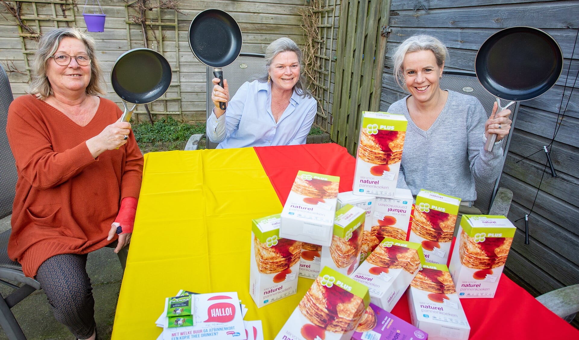 Van links naar rechts: Wanda, Simone en Lisette bereiden met veel plezier de Huizer Pannenkoekdag voor.