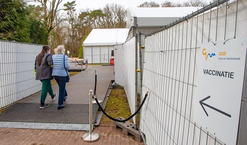 <p>Naast de vaccinatielocaties in Huizen (foto) en Hilversum, komt er nu een derde in Naarden.</p>