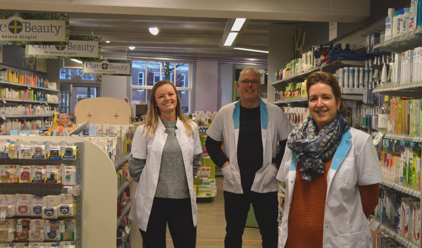 De nieuwe gezichten van drogisterij Care & Beauty Weesp. Van links naar rechts: Ditta, Arno en Noëly.