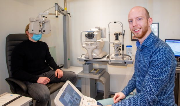 <p>Optometrist Ruben van der Waal onderzoekt de ogen van een klant.</p>