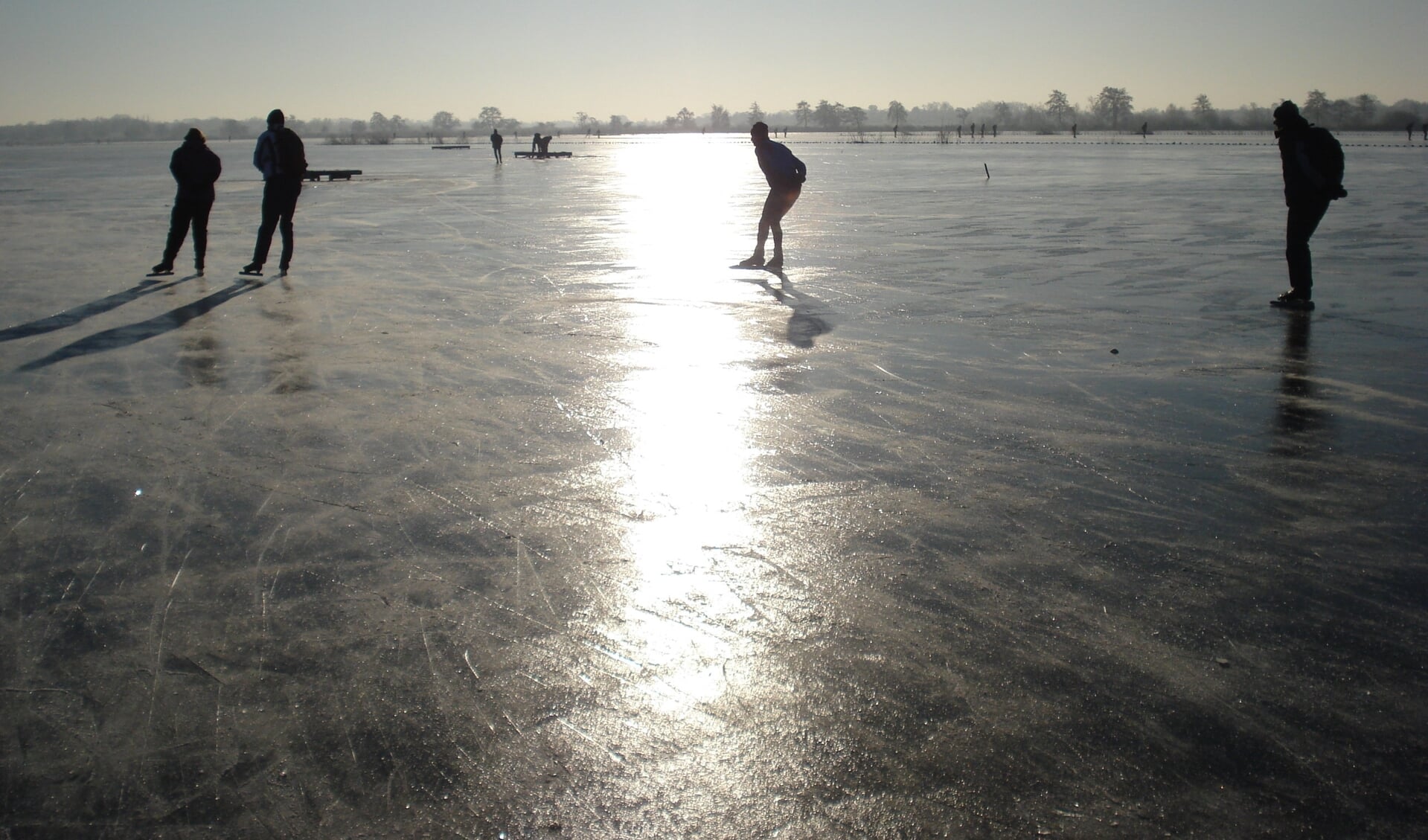 Op bekende schaatsplekken, zoals hier in Wijdemeren, wordt volop geschaatst.