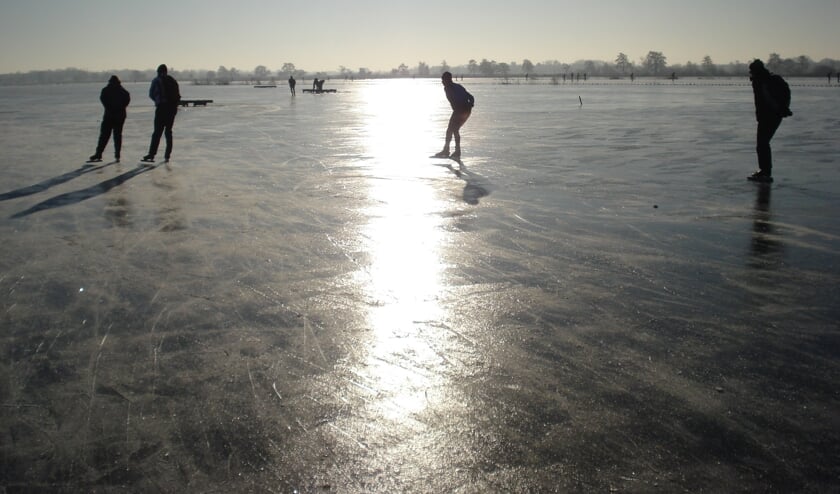 <p>Op bekende schaatsplekken, zoals hier in Wijdemeren, wordt volop geschaatst.</p>