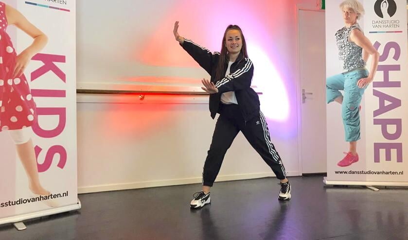 <p>Docent Nadia geeft een online les in de dansstudio.</p>