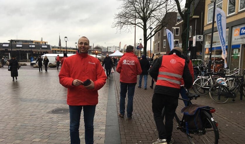 Niek Honing op campagne voor de PvdA in de regio.