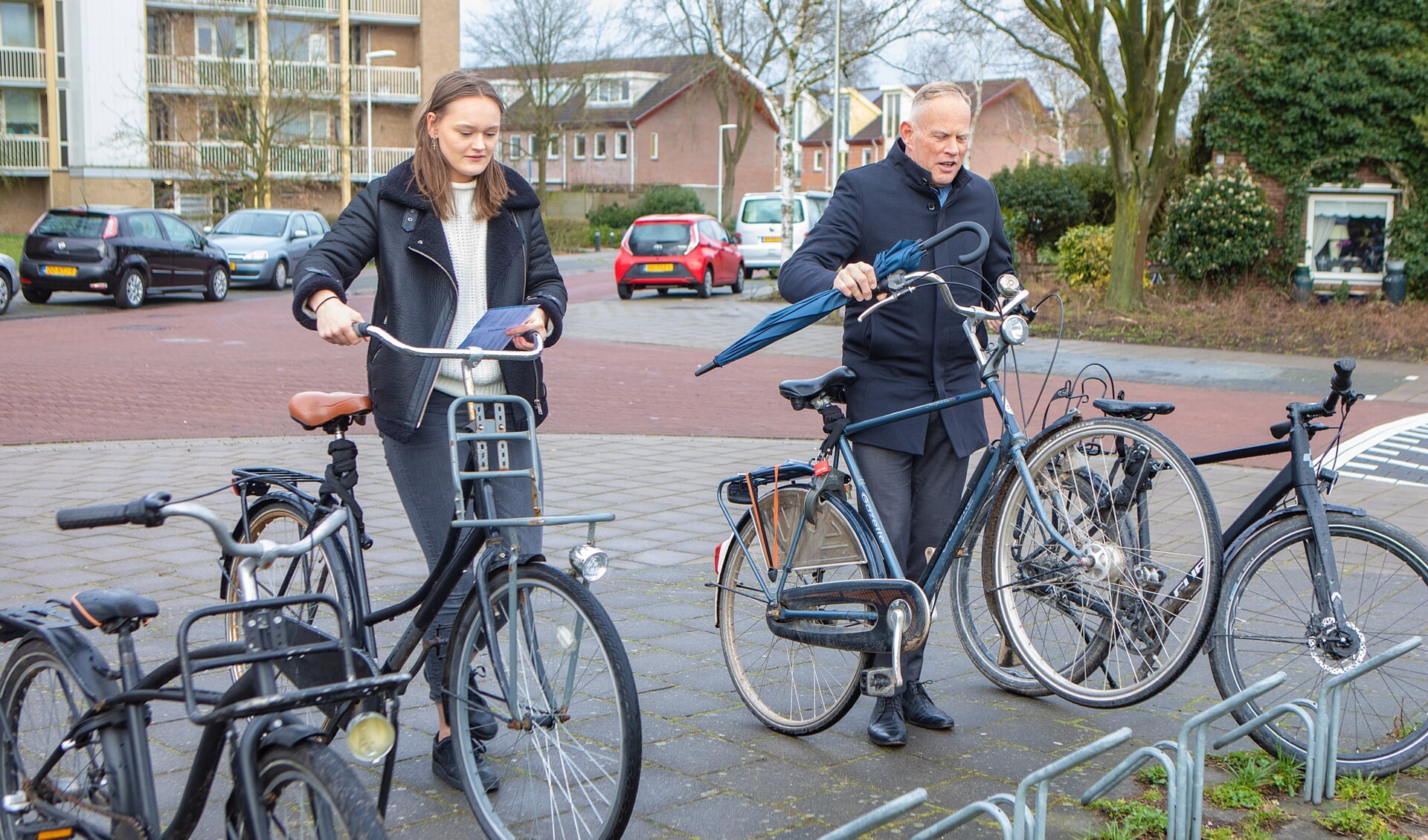 Amber en de burgemeester komen aan bij Breeduit.