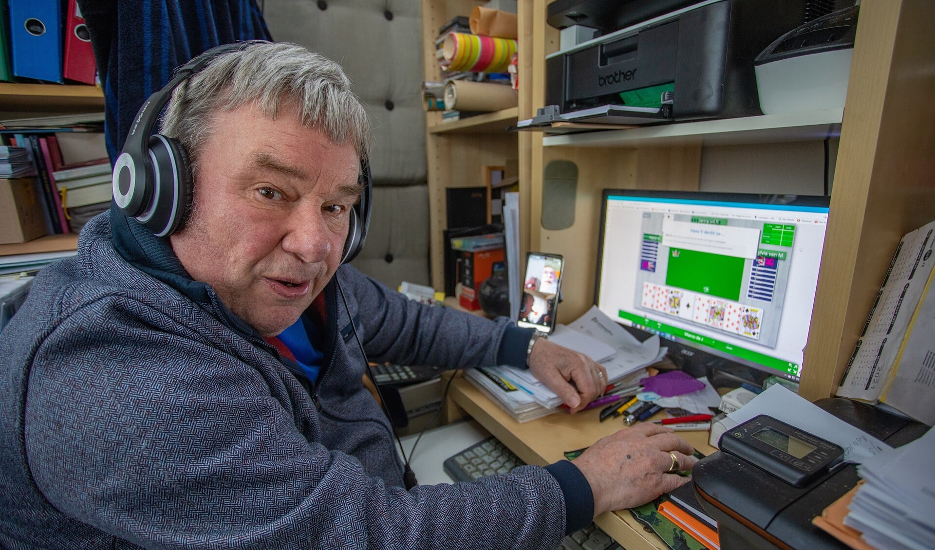 Hans Veen van Klaverjasvereniging Oostermeent speelt tegenwoordig met drie anderen achter zijn computer thuis.