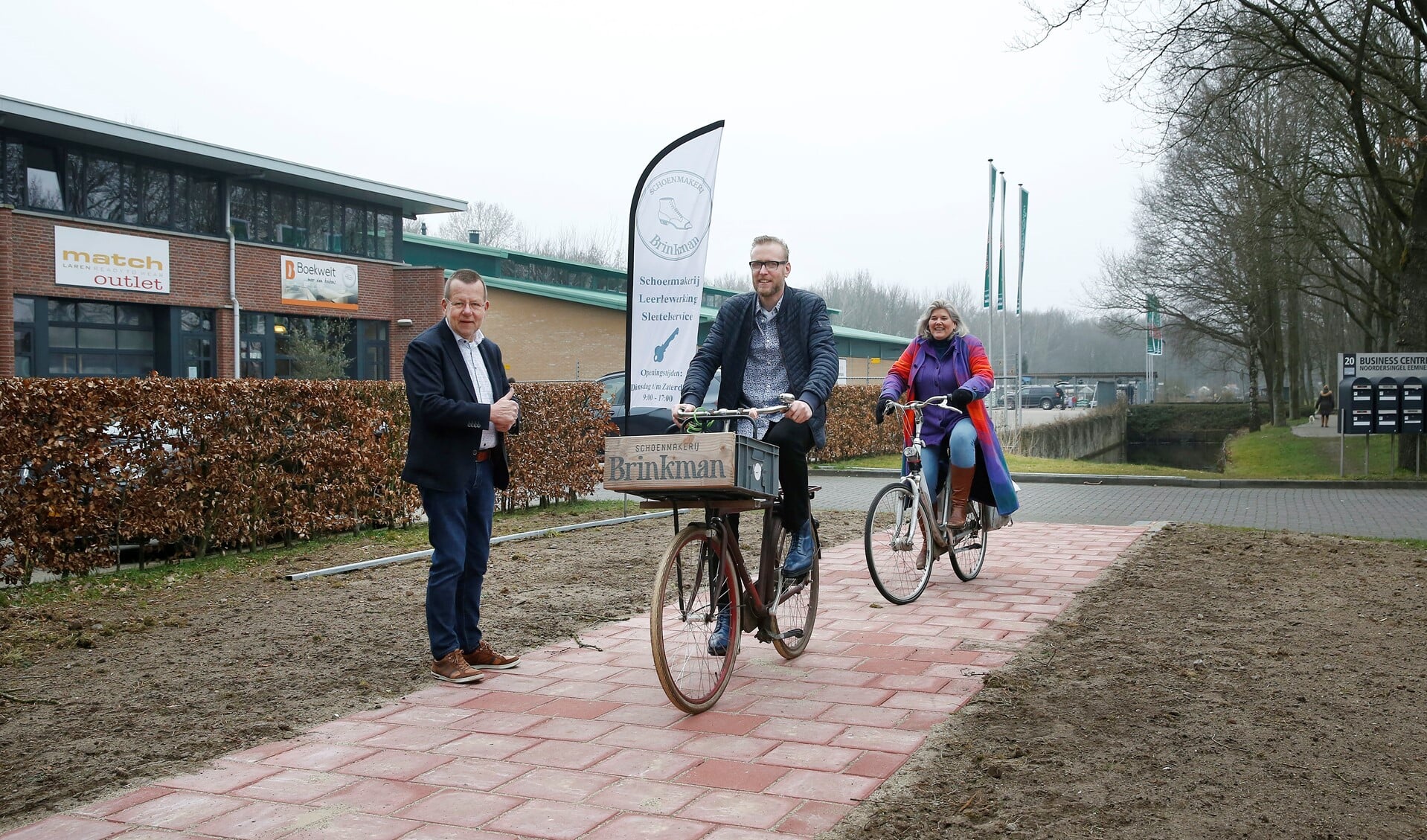 Wethouder Theo Reijn met de fietsende ondernemers Björn Brinkman en Deirdre van der Wolk.