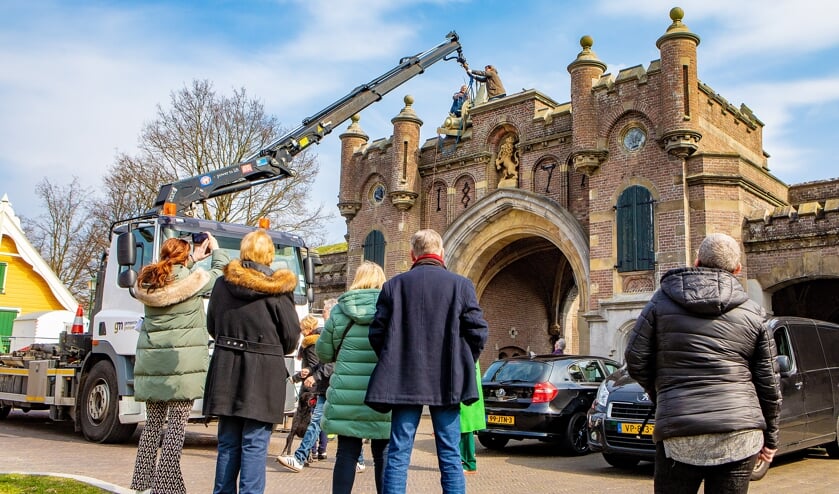 <p>Om aandacht voor het ornament te vragen is al meerdere malen een 'nepperd' op de Utrechtse Poort gezet. Ook dit jaar nog.</p>