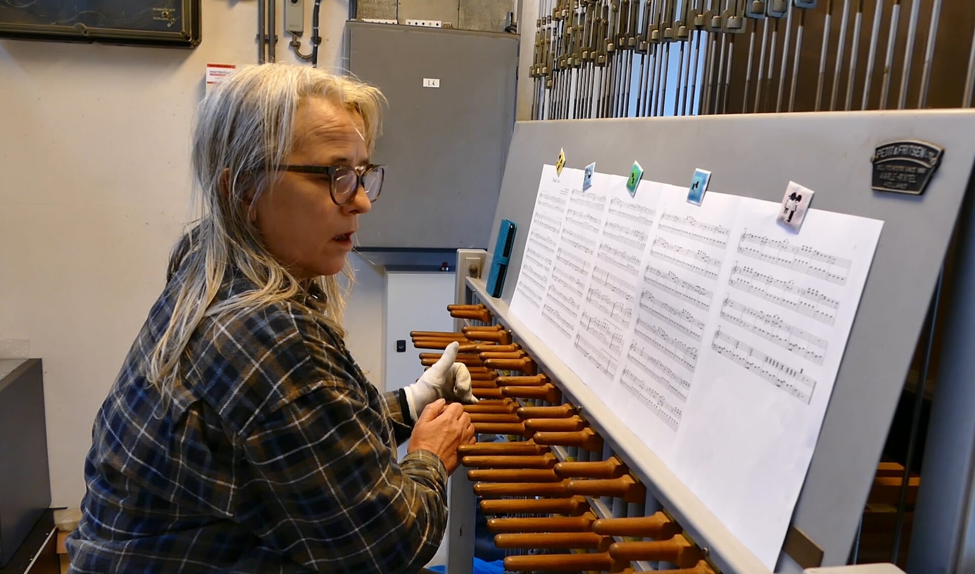Met volle overtuiging en ontzettend veel energie speelde beiaardier Levina Pors 'Radar Love' op het Bussumse carillon.