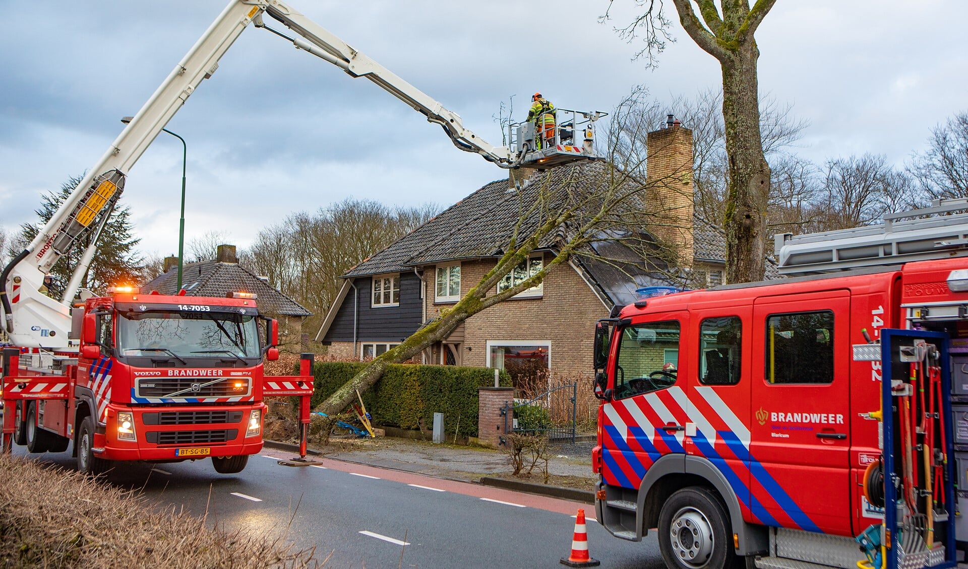 Brandweer Huizen en Brandweer Blaricum kwamen hulp verlenen. 