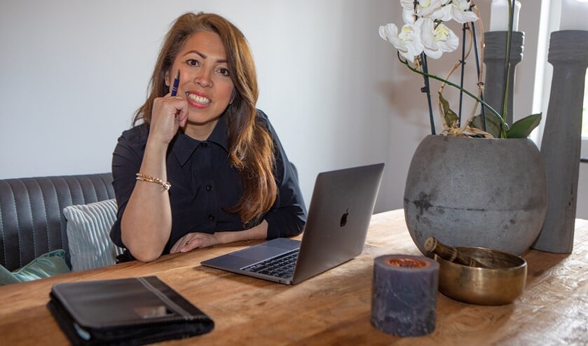 <p>Angelique Schildt-Gooijer begeleidt mensen na een verlies van een dierbare.</p>