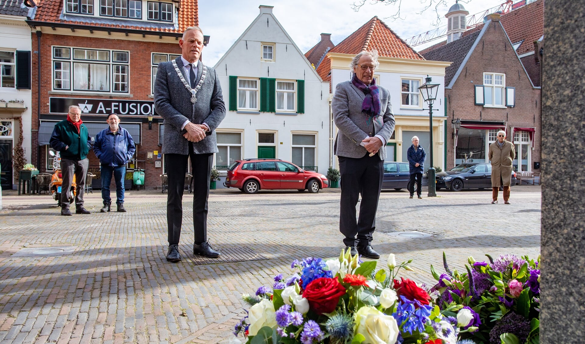 De burgemeester legde met Jan Landsaat van de Stichting Comenius Museum bloemen bij het standbeeld van Comenius op het plein bij de Grote Kerk in de vesting, niet ver van het mausoleum waar hij begraven ligt.