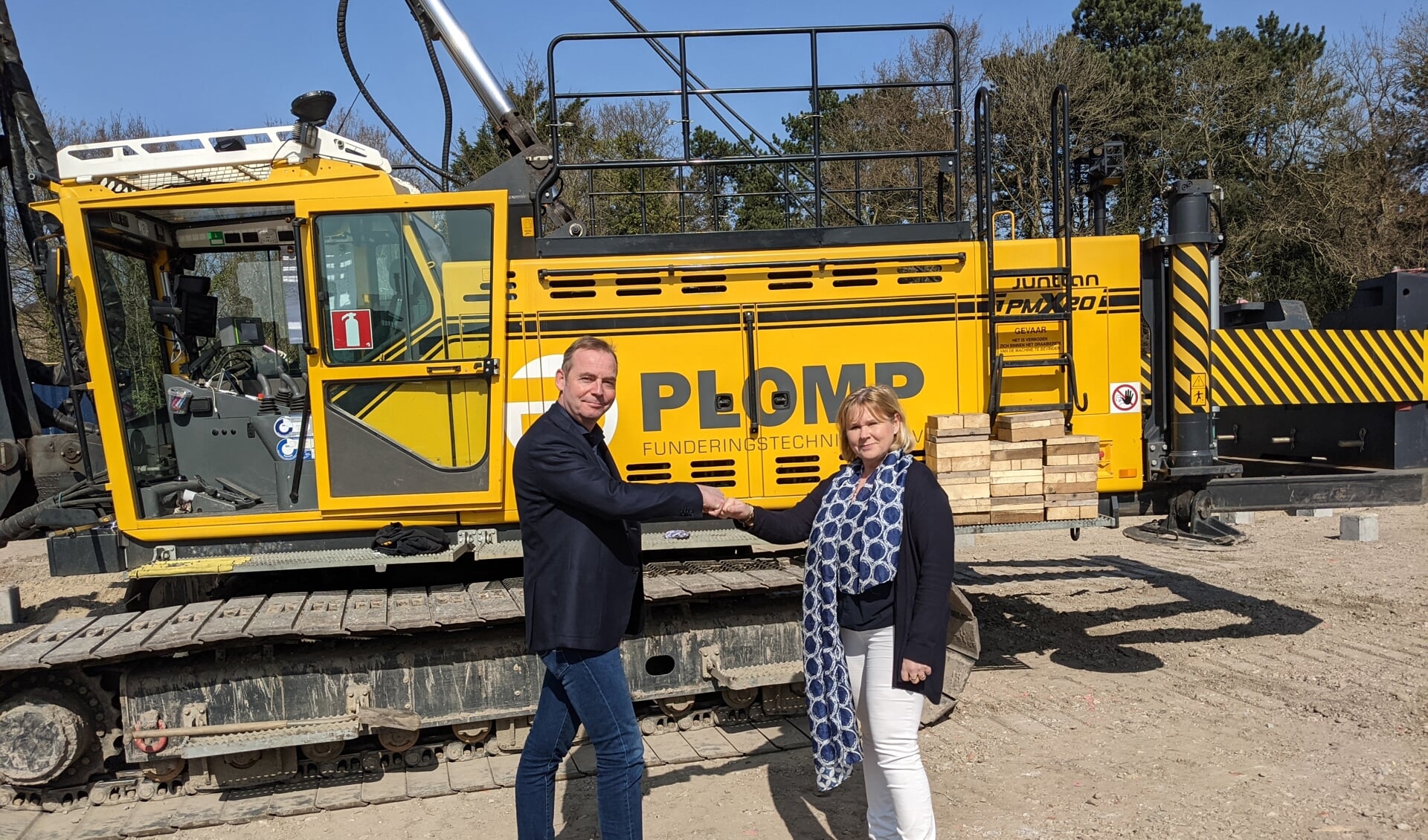 Maarten Rövekamp en Ingrid Kikkert, verkopend makelaar van de units in Weesperpoort, zijn blij met het succes van het project. 