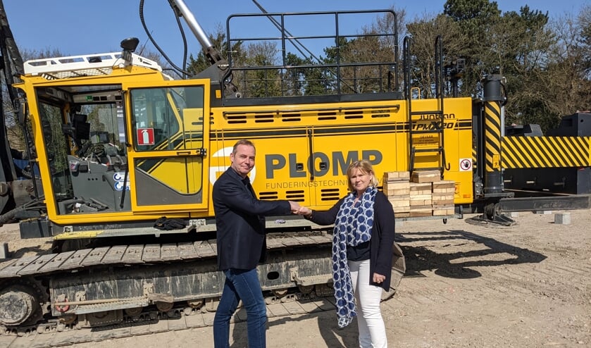 Maarten Rövekamp en Ingrid Kikkert, verkopend makelaar van de units in Weesperpoort, zijn blij met het succes van het project.