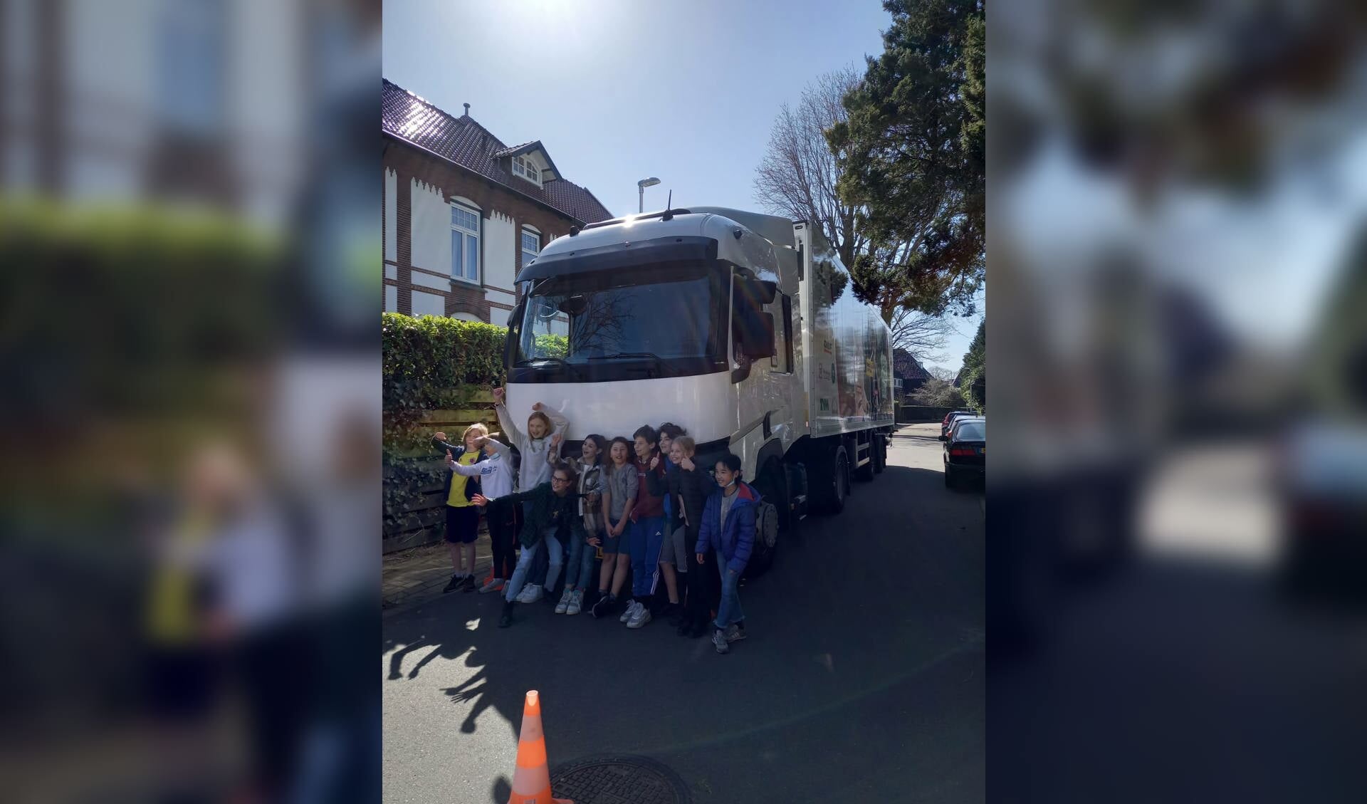 Leerlingen van de Koningin Emmaschool in Bussum krijgen les over de gevaren van grote voertuigen in het verkeer. 