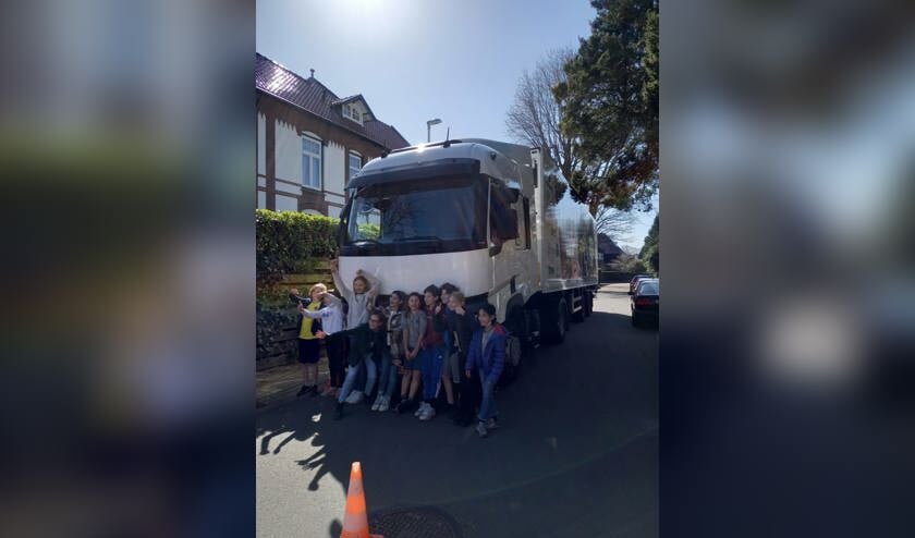 <p>Leerlingen van de Koningin Emmaschool in Bussum krijgen les over de gevaren van grote voertuigen in het verkeer. </p>