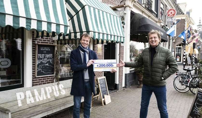 <p>Tom van Nouhuys, directeur Stichting Forteiland Pampus, ontvangt de cheque van Robert ten Brink, namens de BankGiro Loterij.</p>