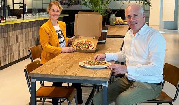 <p>Lydia Baloe en Olaf Swinarski, oprichter van RightSupply, genieten van de heerlijke pizza's.</p>