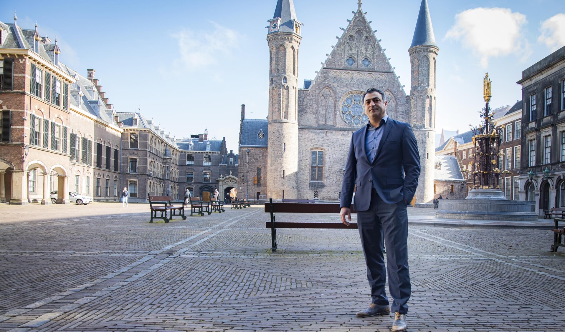 Hawre Rahimi op het Binnenhof in Den Haag