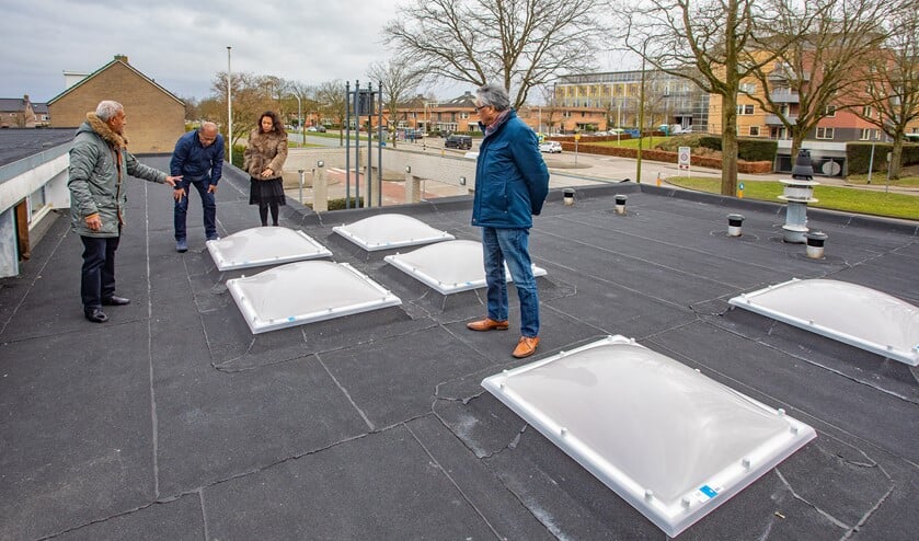 <p>Leden van de werkgroep renovatie van de Pniëlkerk op het dak waar de dakbedekking nu vervangen wordt.</p>